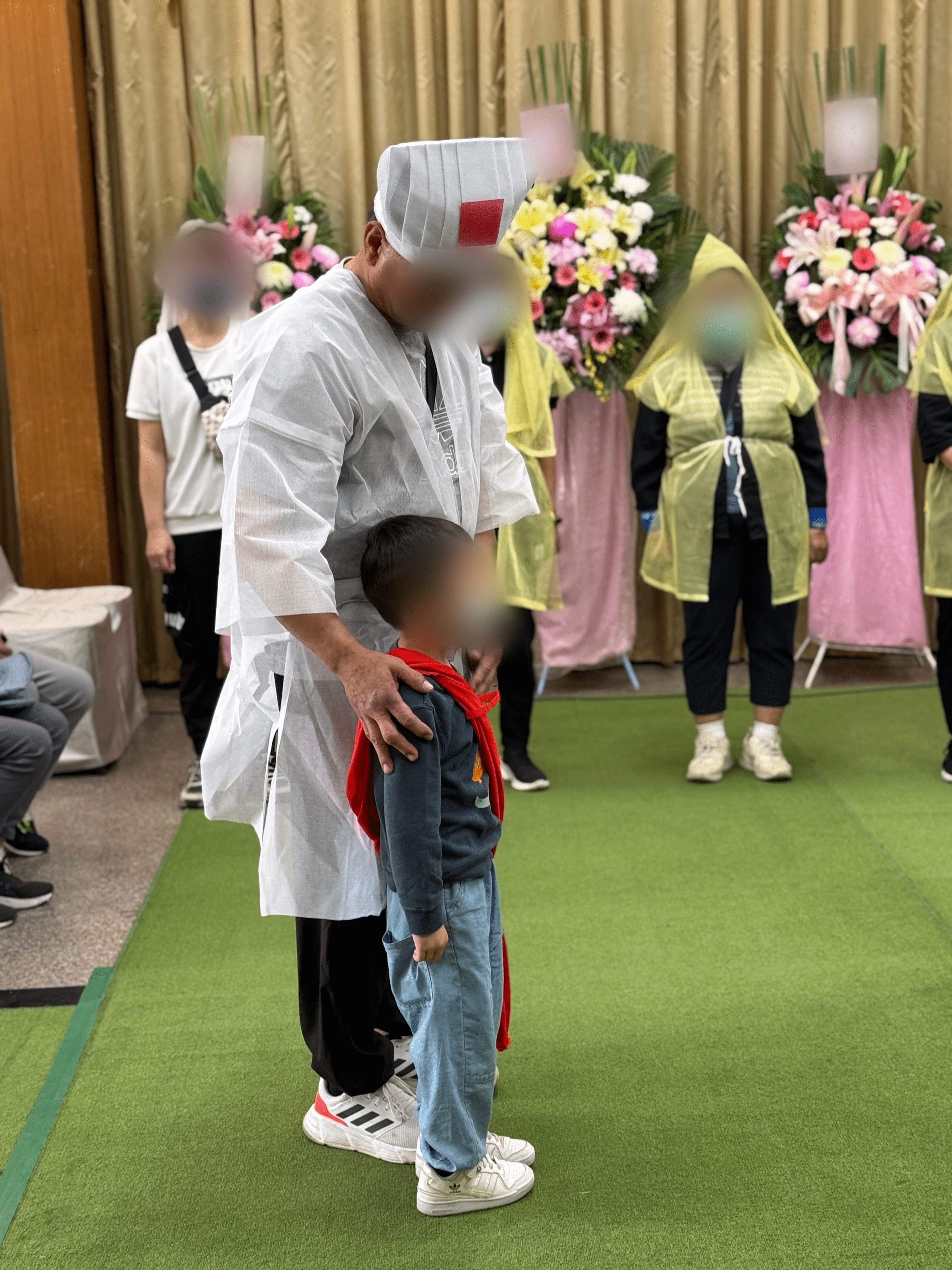 孩童參與告別式