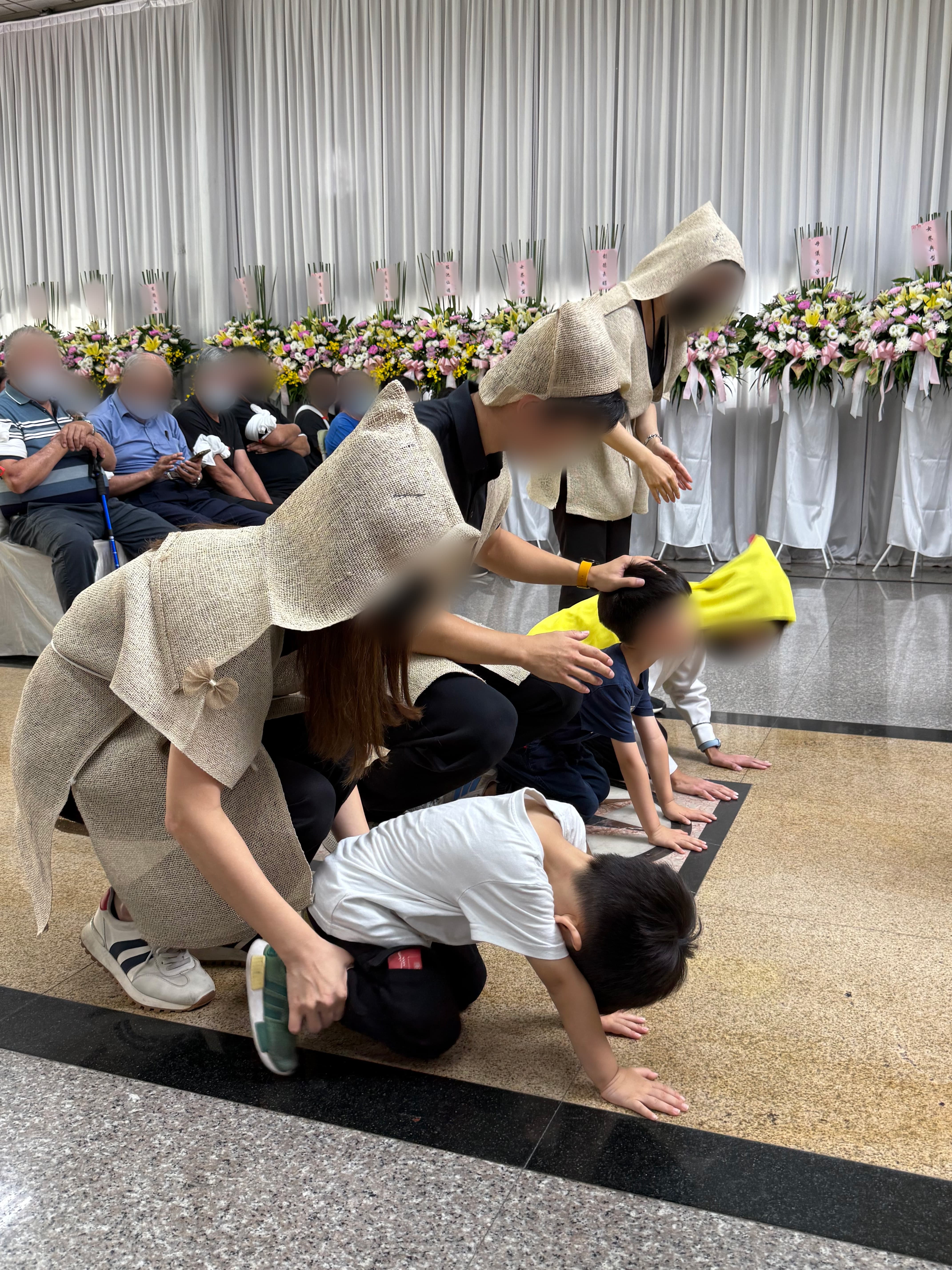 孩童參與告別式