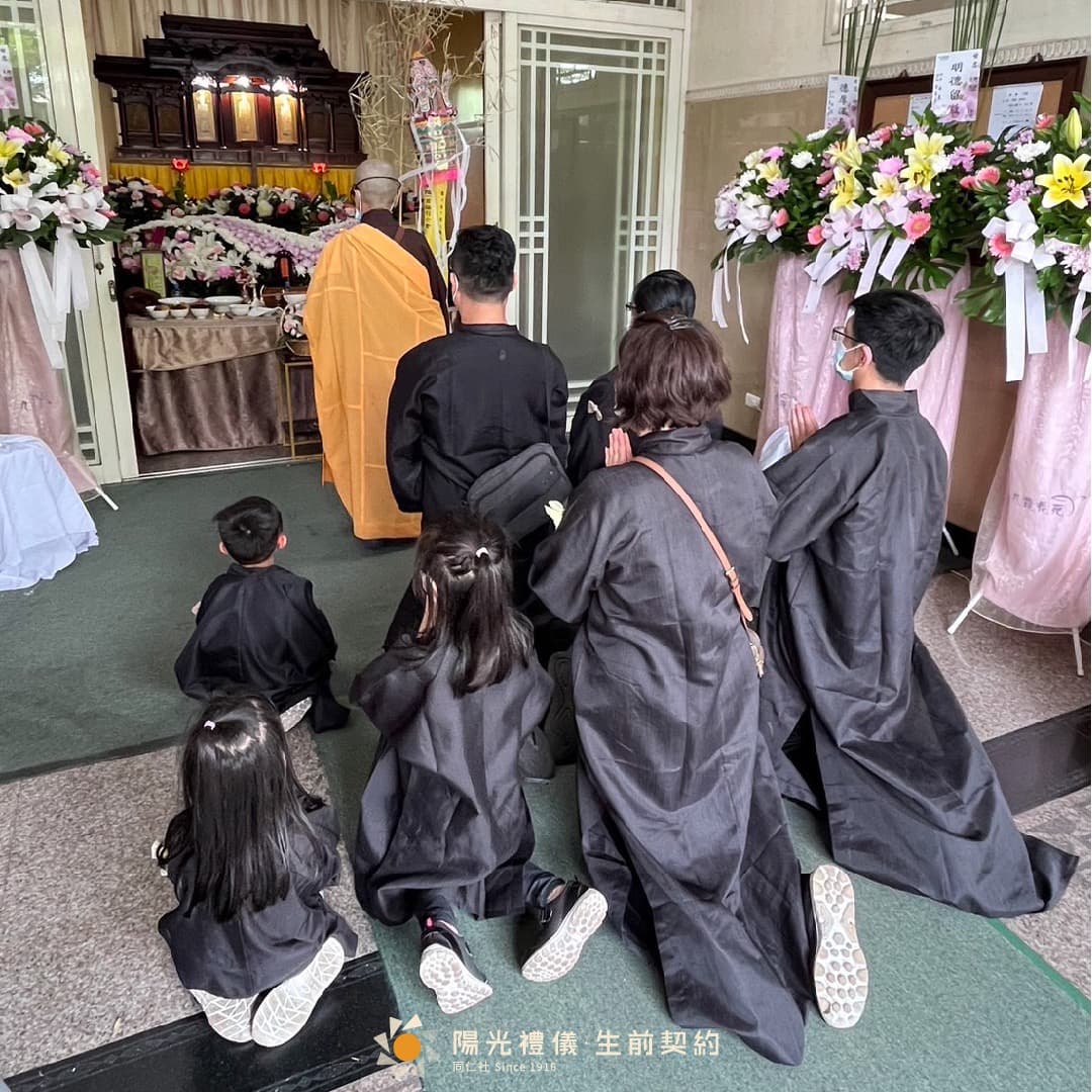 孩童參與告別式