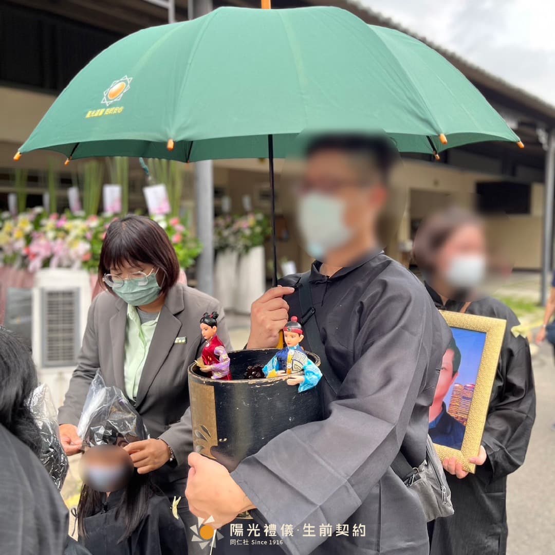 孩童參與告別式