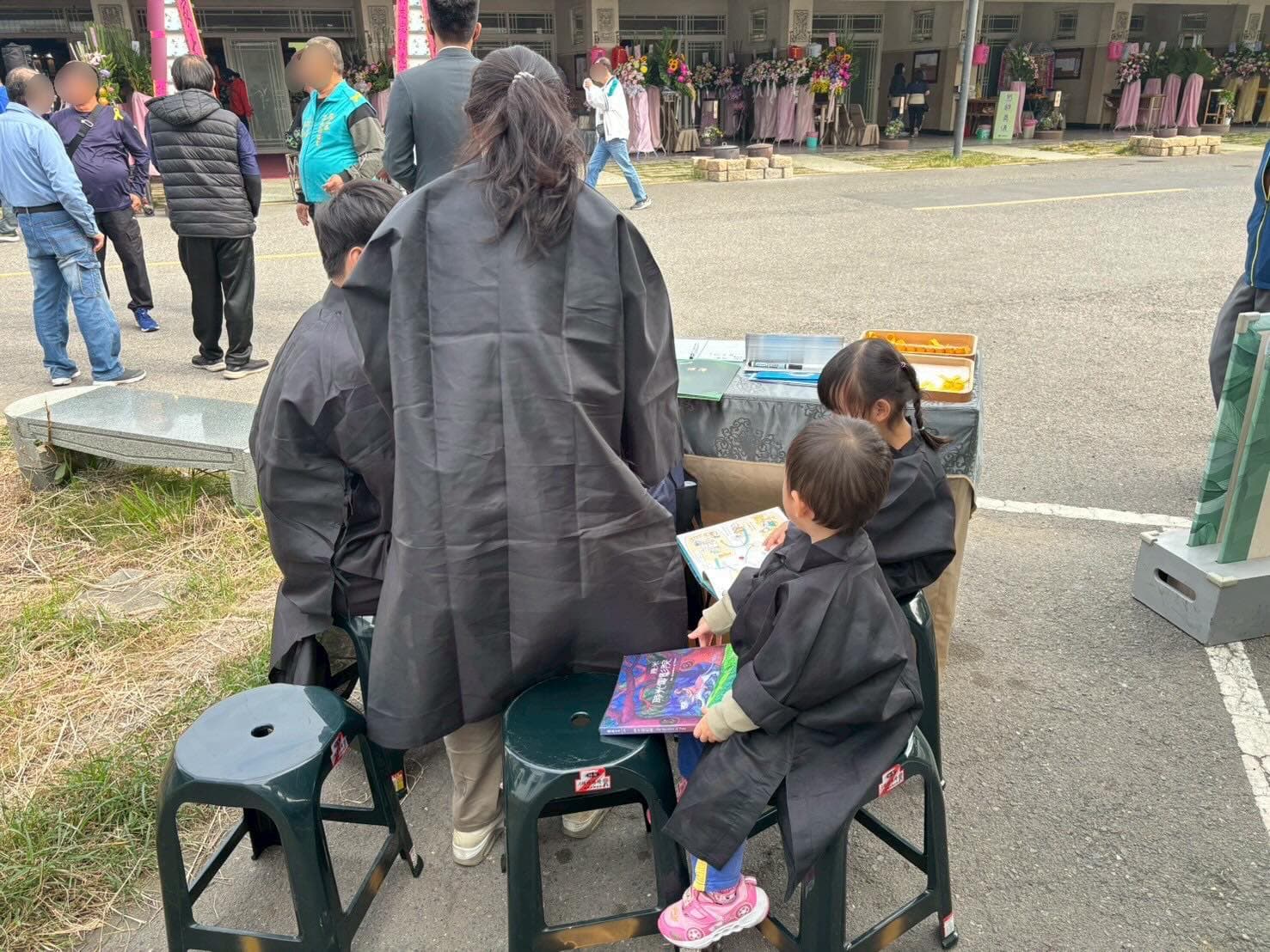家長陪伴孩童閱讀繪書