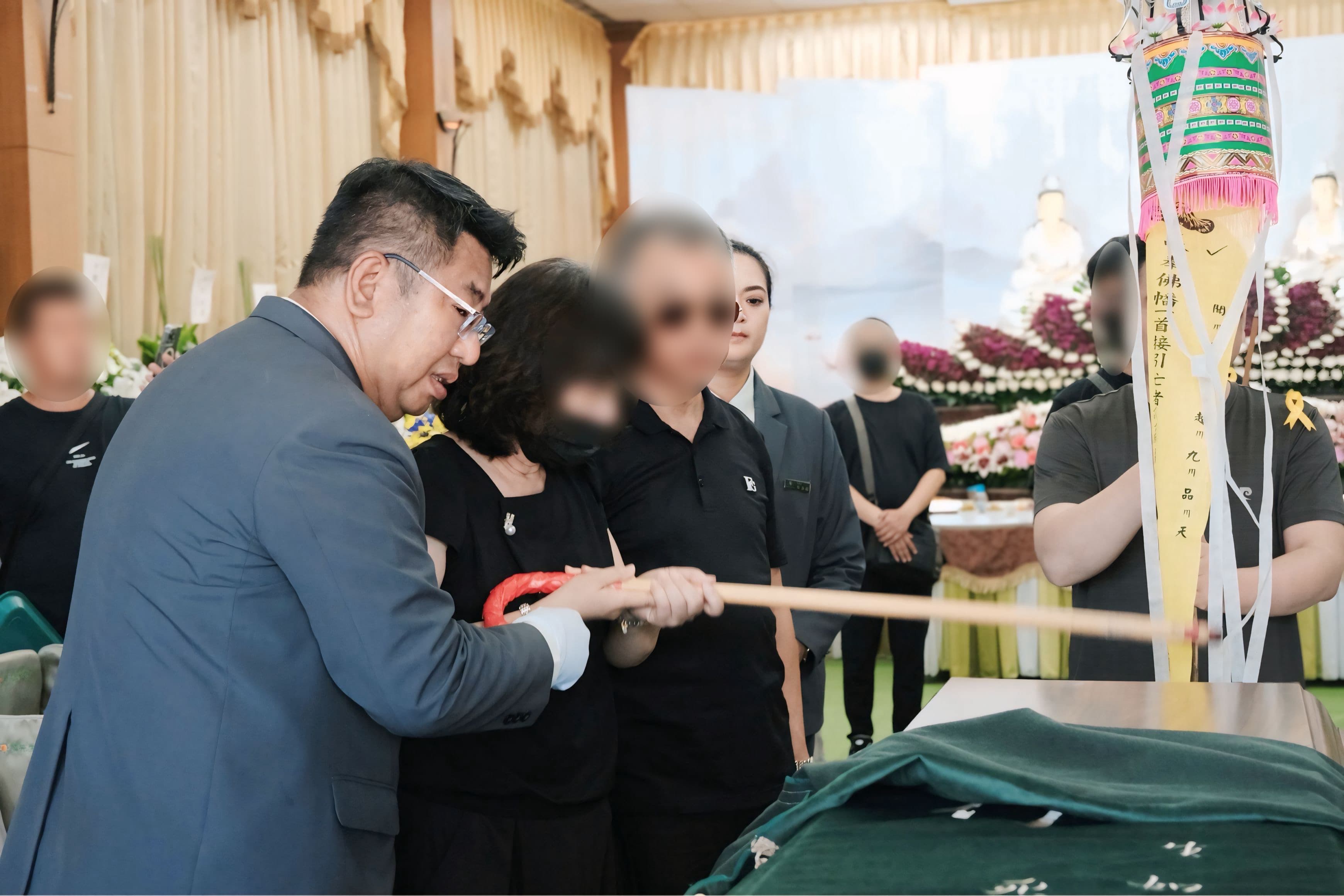 禮儀嚮導帶領家屬進行杖棺儀式