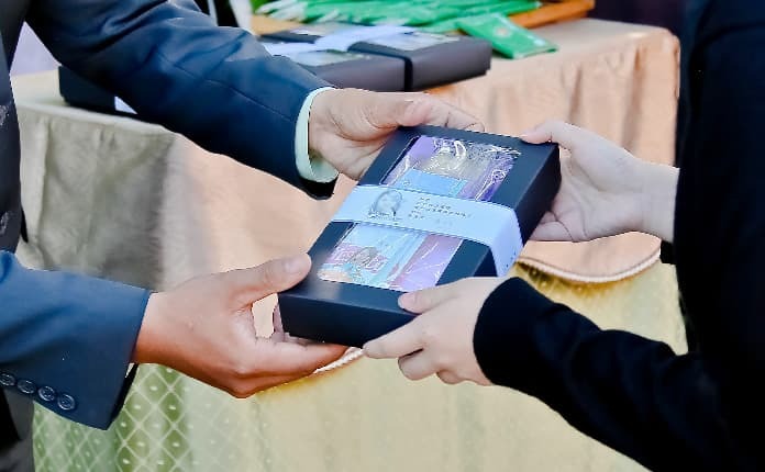 黃老師喜愛紫色，家屬遵循意願送出紫色毛巾