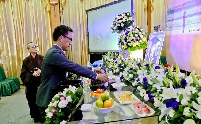 陽光嚮導協助黃老師家屬進行告別式流程