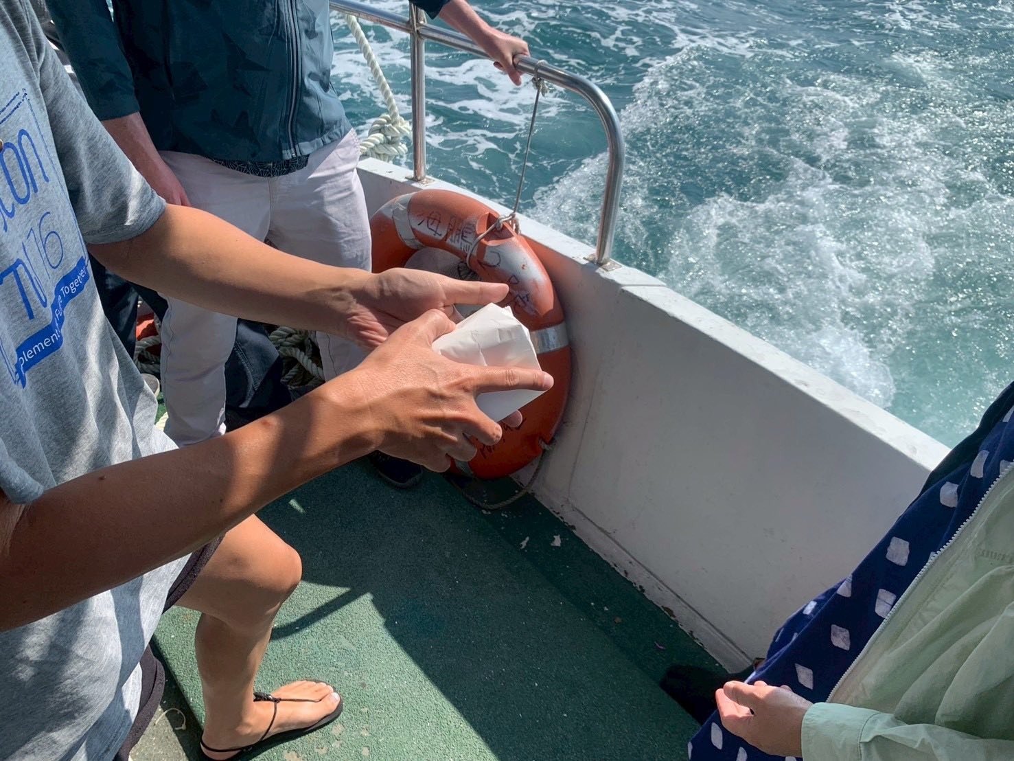 裝載家屬骨灰的環保骨灰罐