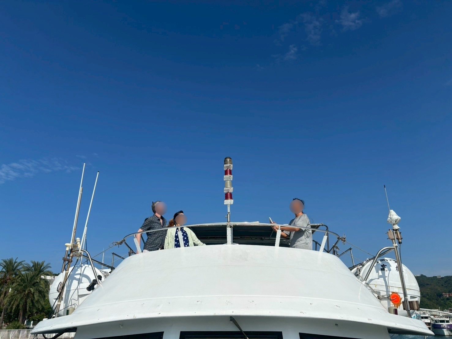 海葬當天,陽光禮儀陪伴家屬一起登船出航