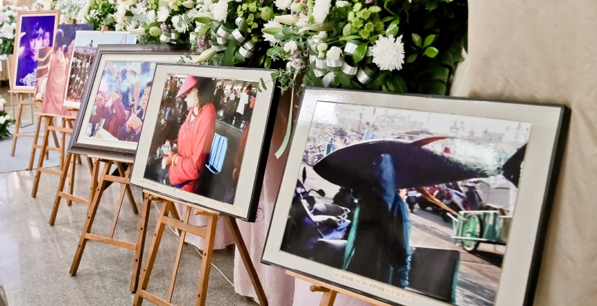 陽光禮儀客製化喪禮，以攝影展的方式裝潢現場